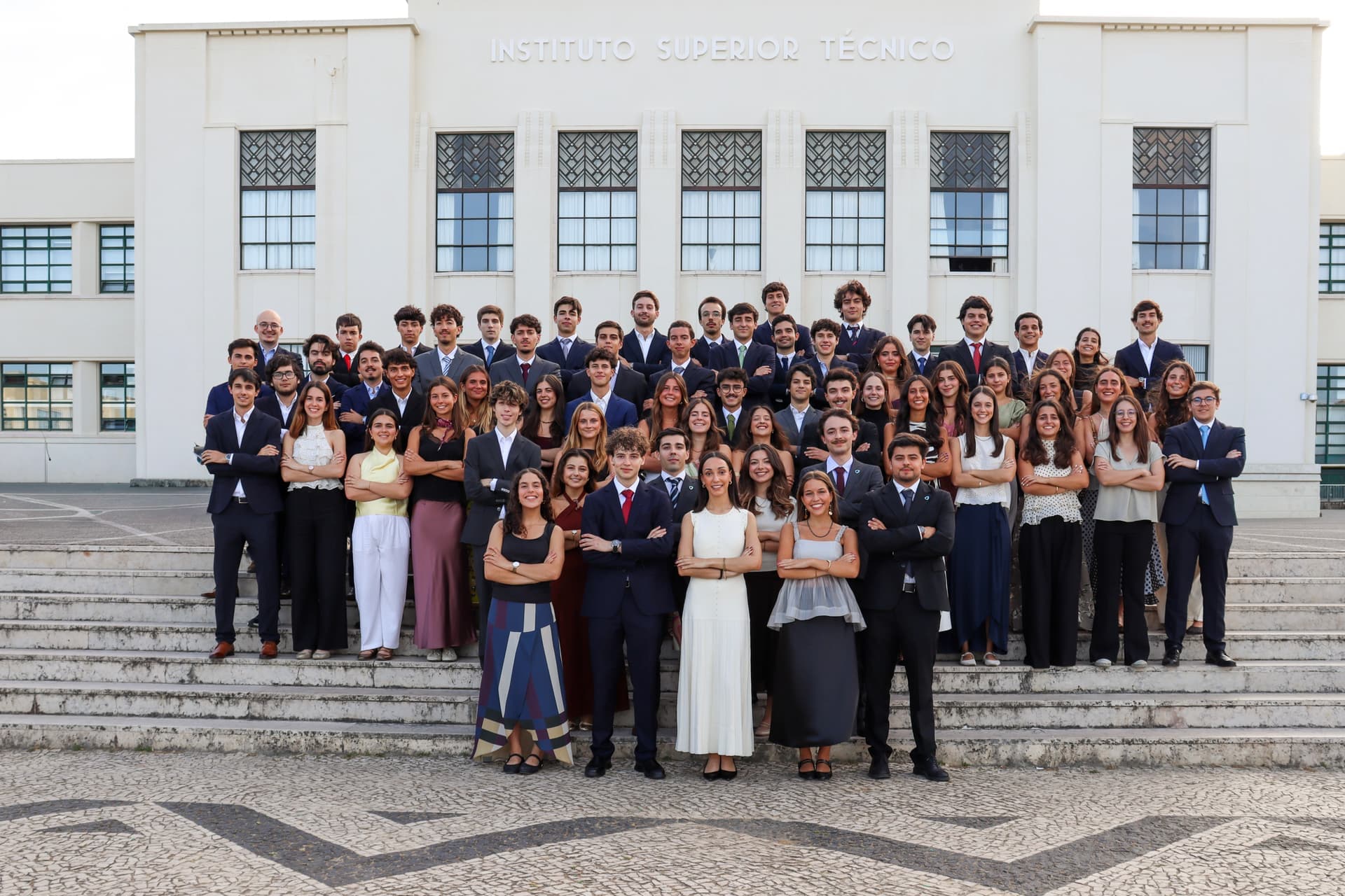 Equipa JUNITEC reunida nas escadarias do Instituto Superior Técnico